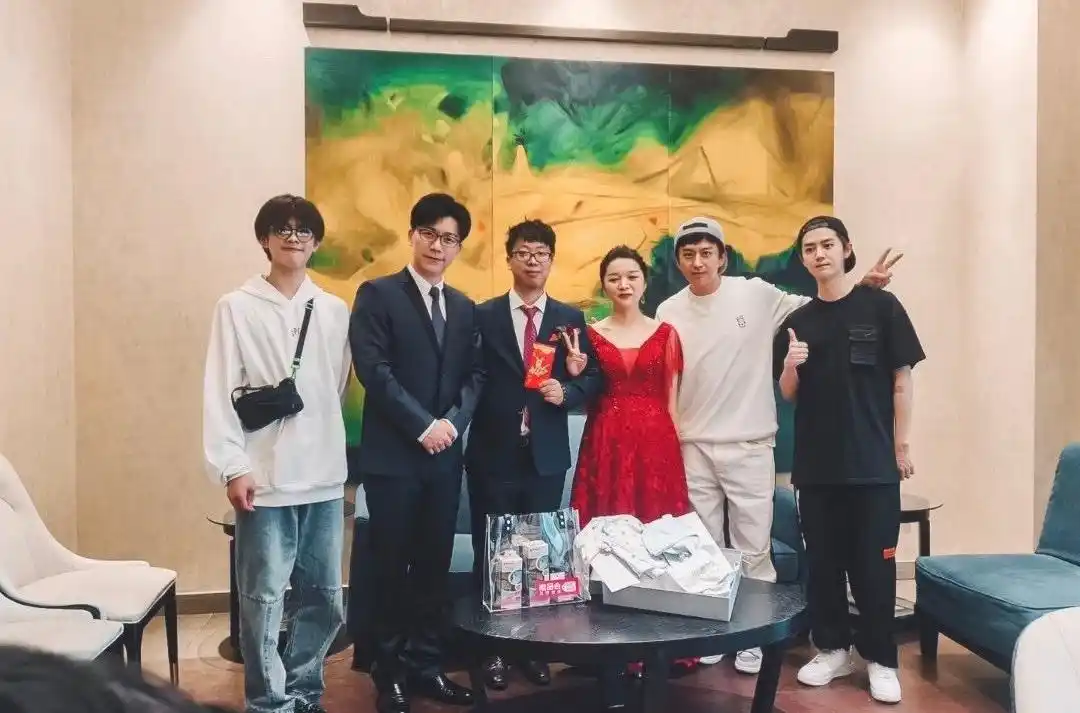 难怪大家说合影要远离鹿晗，本以为是玩笑话，看到照片就懂了！