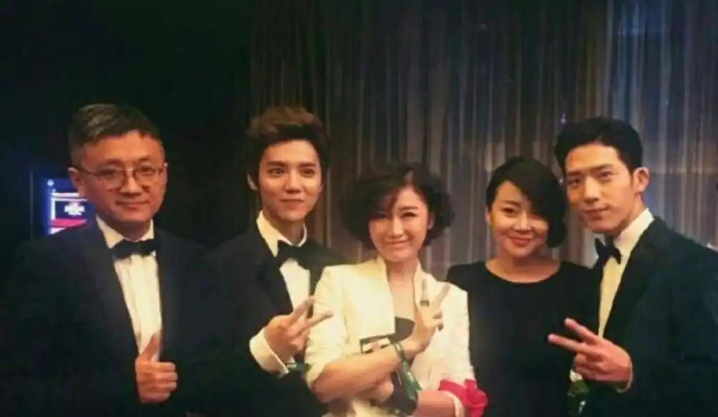 难怪大家说合影要远离鹿晗，本以为是玩笑话，看到照片就懂了！