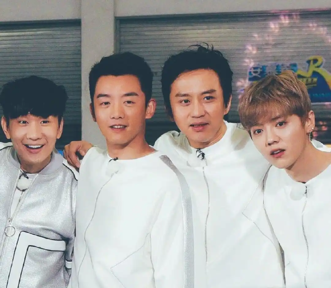 难怪大家说合影要远离鹿晗，本以为是玩笑话，看到照片就懂了！