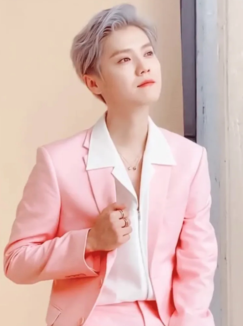 鹿晗踢球近照曝光,帅气中带点油腻,评论区反串黑:肖战才是顶流