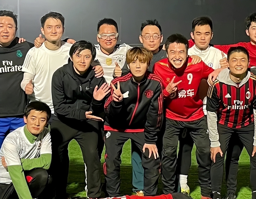 鹿晗踢球近照曝光,帅气中带点油腻,评论区反串黑:肖战才是顶流