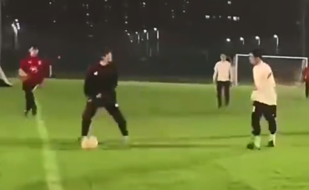 鹿晗踢球近照曝光,帅气中带点油腻,评论区反串黑:肖战才是顶流