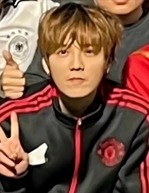 鹿晗踢球近照曝光,帅气中带点油腻,评论区反串黑:肖战才是顶流