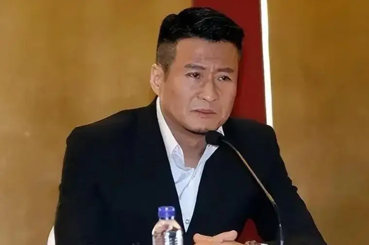 一婚娶女作家，二婚娶选美冠军，后出轨舞蹈演员，如今咋混成这了