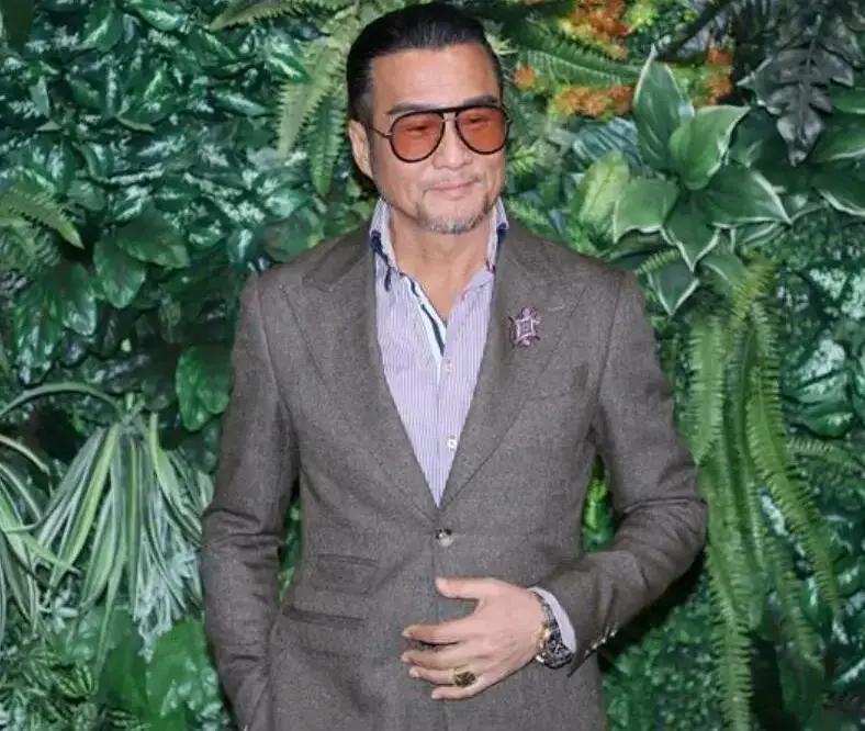 一婚娶女作家，二婚娶选美冠军，后出轨舞蹈演员，如今咋混成这了