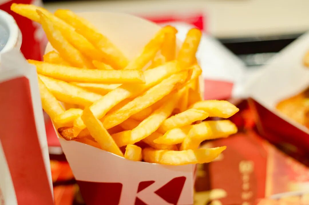 还在用薯条蘸番茄酱吃？看完这些“暗黑”薯条料理，你会沉默