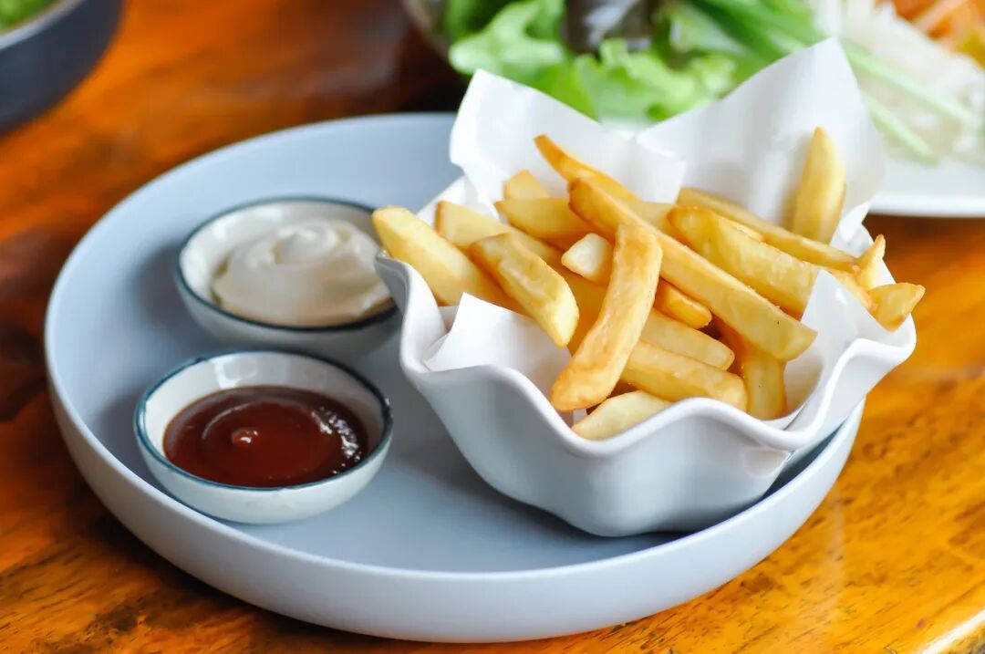 还在用薯条蘸番茄酱吃？看完这些“暗黑”薯条料理，你会沉默