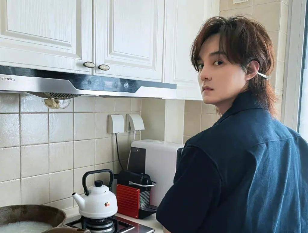 8位男星男生女相，有的越来越娇俏，有的成油腻大叔，长发遭人嫌