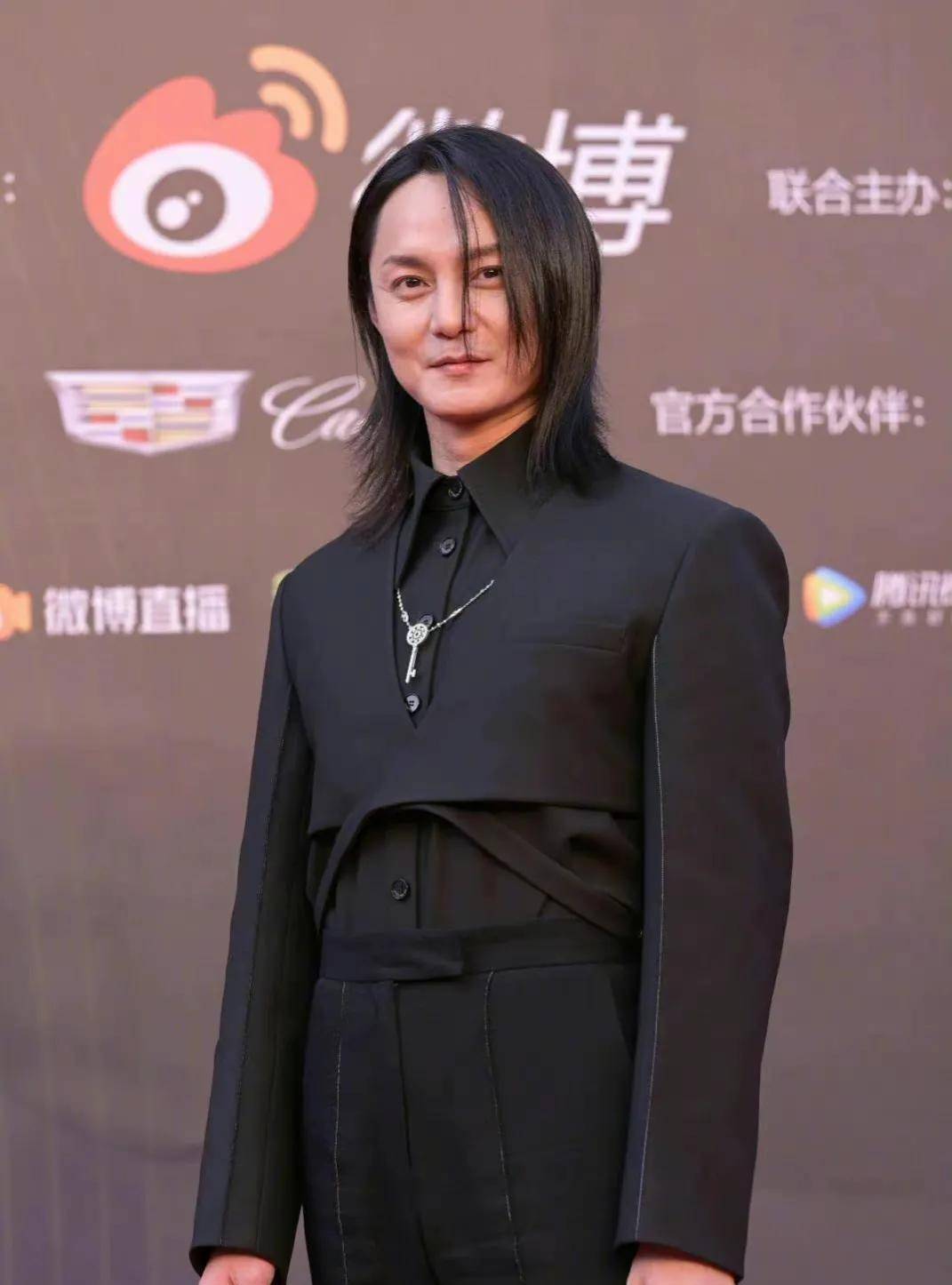 8位男星男生女相，有的越来越娇俏，有的成油腻大叔，长发遭人嫌