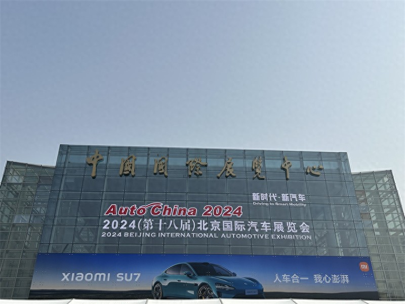 雷军霸屏,周鸿祎成“红衣车模”,车企大佬互相“串门”!北京车展首日谁是卷王?