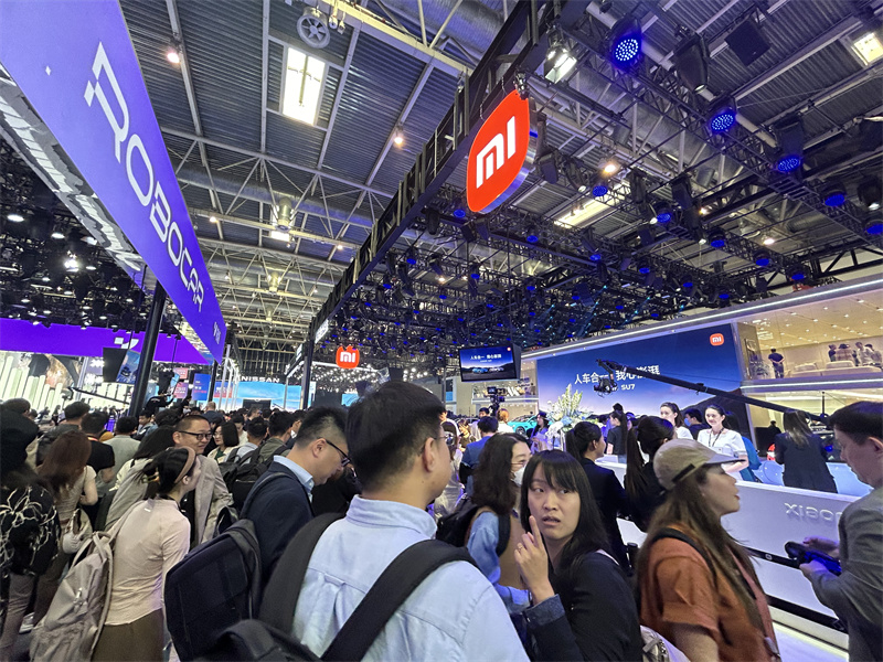 雷军霸屏,周鸿祎成“红衣车模”,车企大佬互相“串门”!北京车展首日谁是卷王?