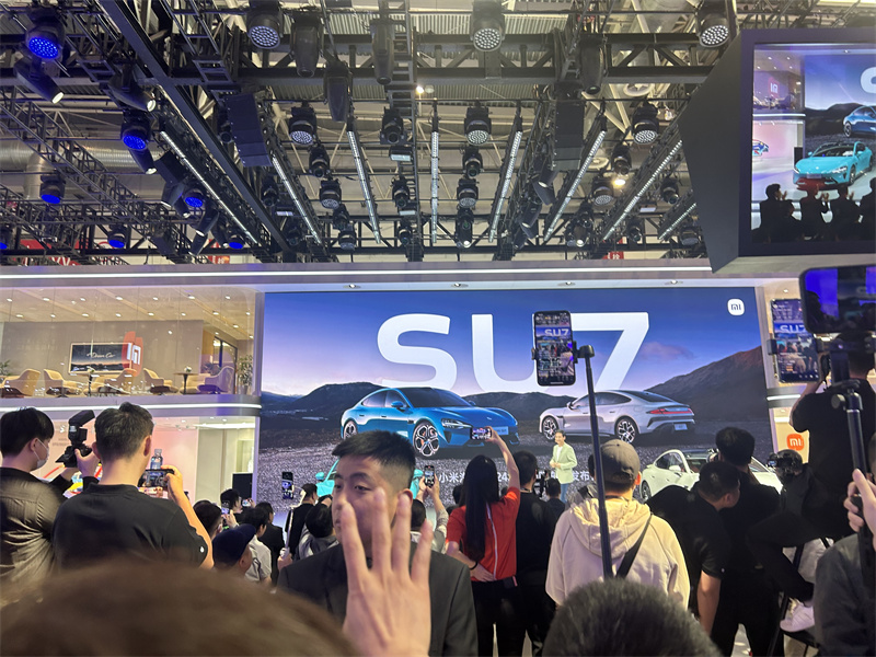 雷军霸屏,周鸿祎成“红衣车模”,车企大佬互相“串门”!北京车展首日谁是卷王?