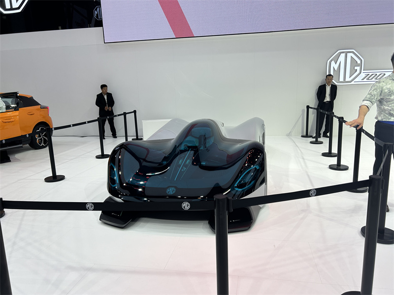 雷军霸屏,周鸿祎成“红衣车模”,车企大佬互相“串门”!北京车展首日谁是卷王?