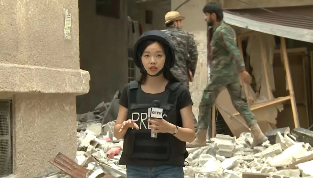 在炮火中狂奔，这个中国姑娘太猛了