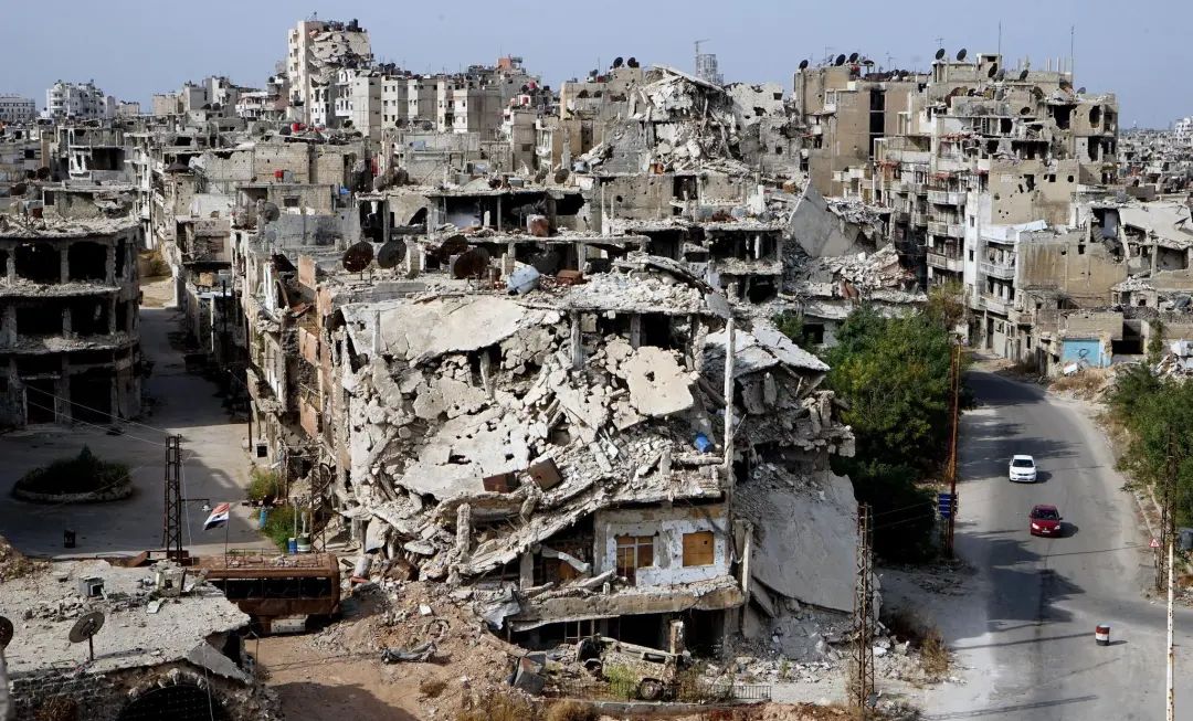 在炮火中狂奔，这个中国姑娘太猛了