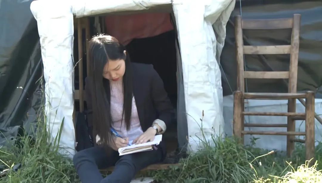 在炮火中狂奔，这个中国姑娘太猛了