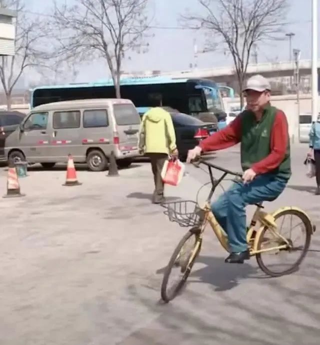 冯巩：65岁，被骂惨了