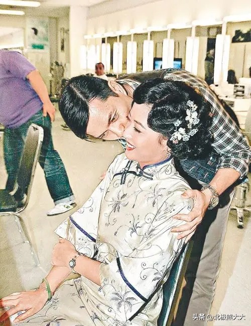 “夫凭妻贵”吕良伟:三婚娶贵州富婆一飞冲天,至少能少奋斗50年