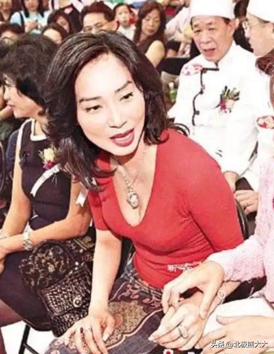 “夫凭妻贵”吕良伟:三婚娶贵州富婆一飞冲天,至少能少奋斗50年