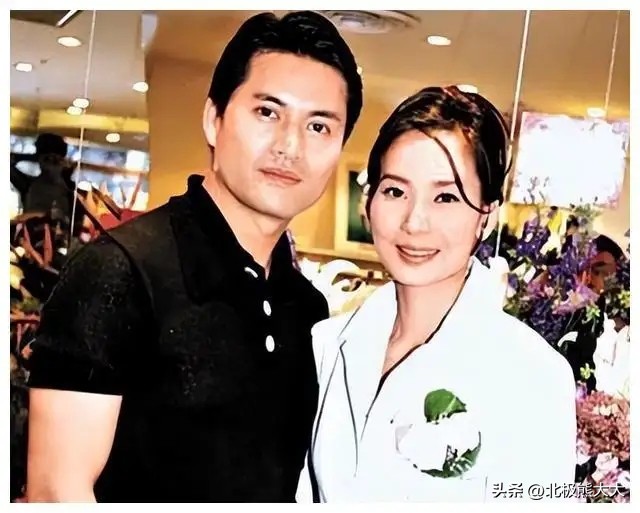 “夫凭妻贵”吕良伟:三婚娶贵州富婆一飞冲天,至少能少奋斗50年