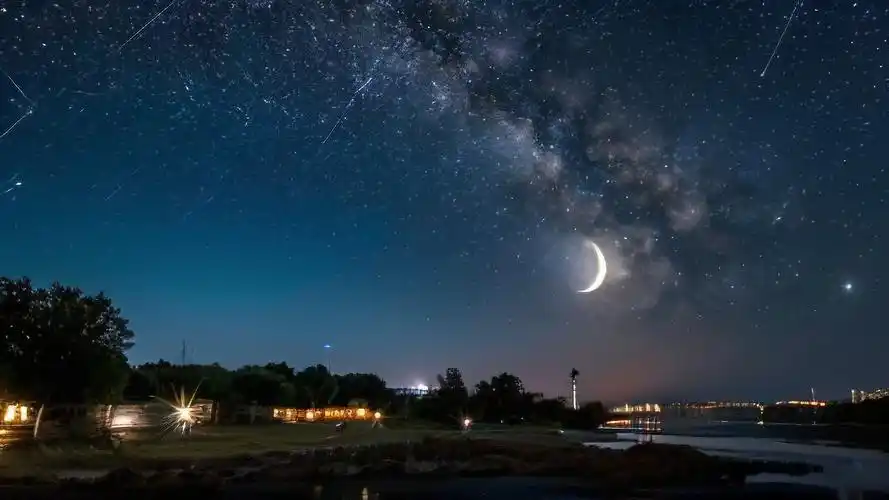 即将来临的黑月：观测与对比