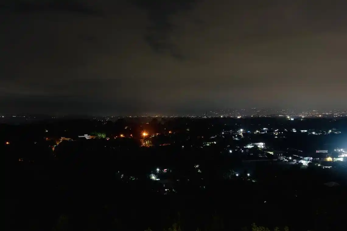 即将来临的黑月：观测与对比