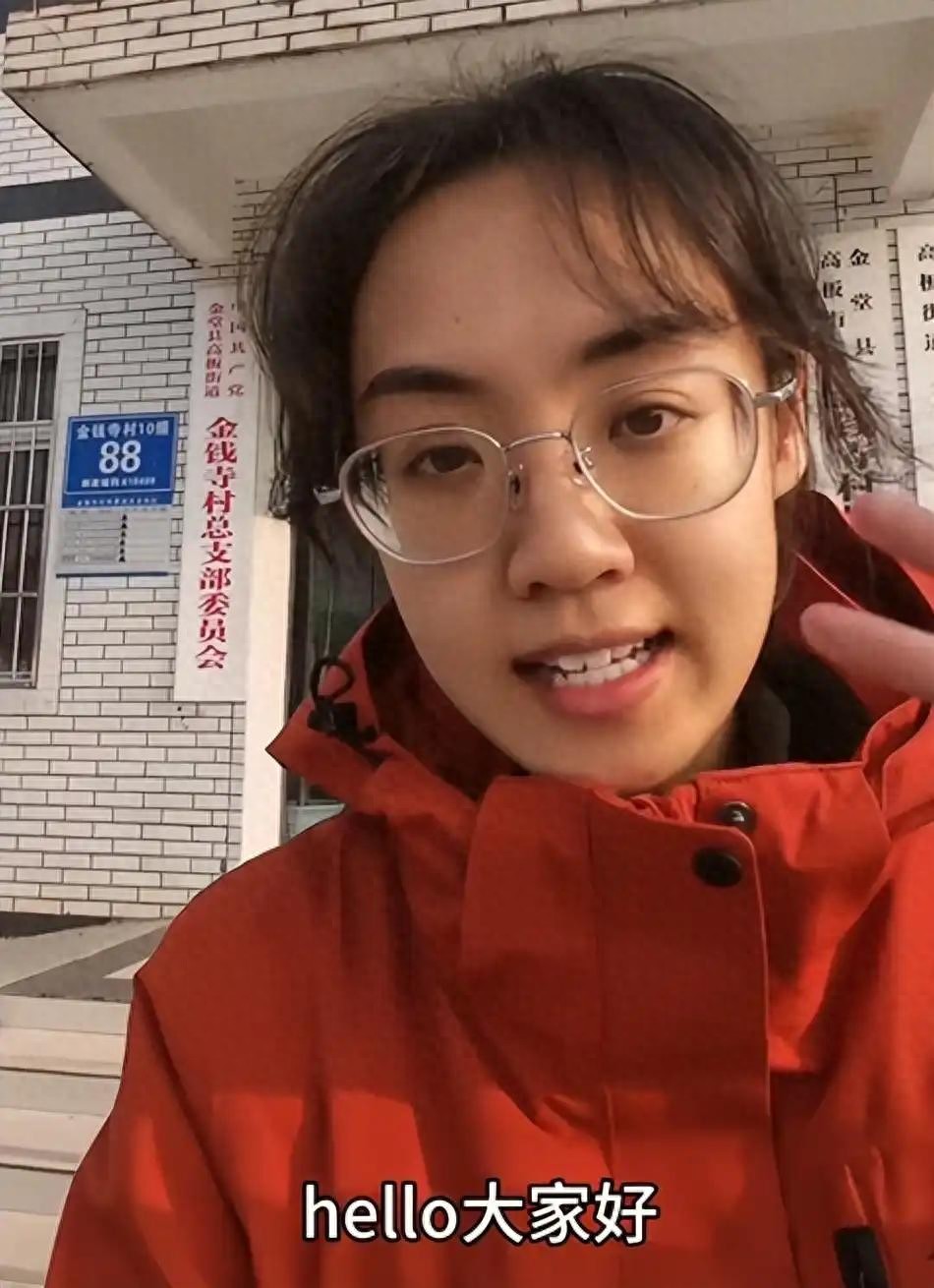 穿名牌下基层,不够接地气?女村干部下乡走红,网友不要太苛刻了
