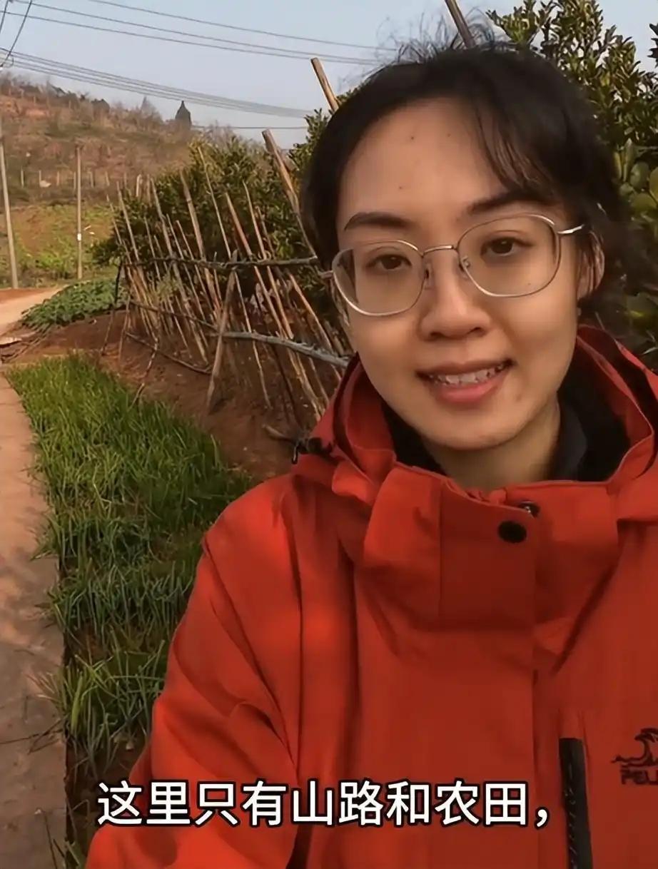 穿名牌下基层,不够接地气?女村干部下乡走红,网友不要太苛刻了