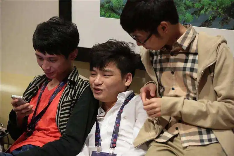 为什么OB的宝哥如此受欢迎,直播放电影比玩DOTA2人气还高?