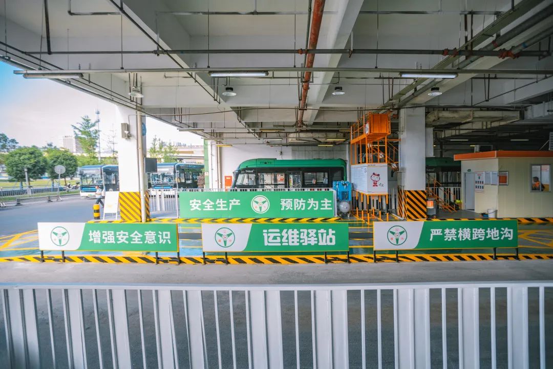 快来看看午夜休息的公交车是如何“美容”、“保养”和“就餐”的