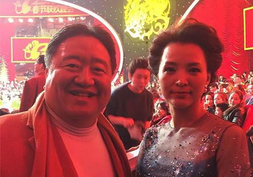 “春晚笑脸哥”和90岁高龄父亲共进晚餐,20年来首度公开家庭背景