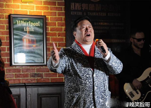 “春晚笑脸哥”和90岁高龄父亲共进晚餐,20年来首度公开家庭背景