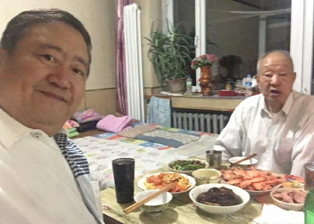 “春晚笑脸哥”和90岁高龄父亲共进晚餐,20年来首度公开家庭背景