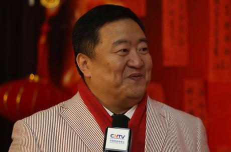 “春晚笑脸哥”和90岁高龄父亲共进晚餐,20年来首度公开家庭背景
