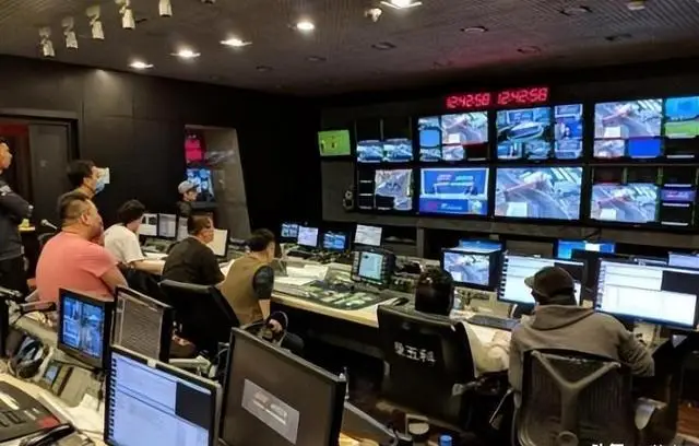 主持人佟瑶:因下车方便失踪,20分钟后,路边只剩下一只高跟鞋