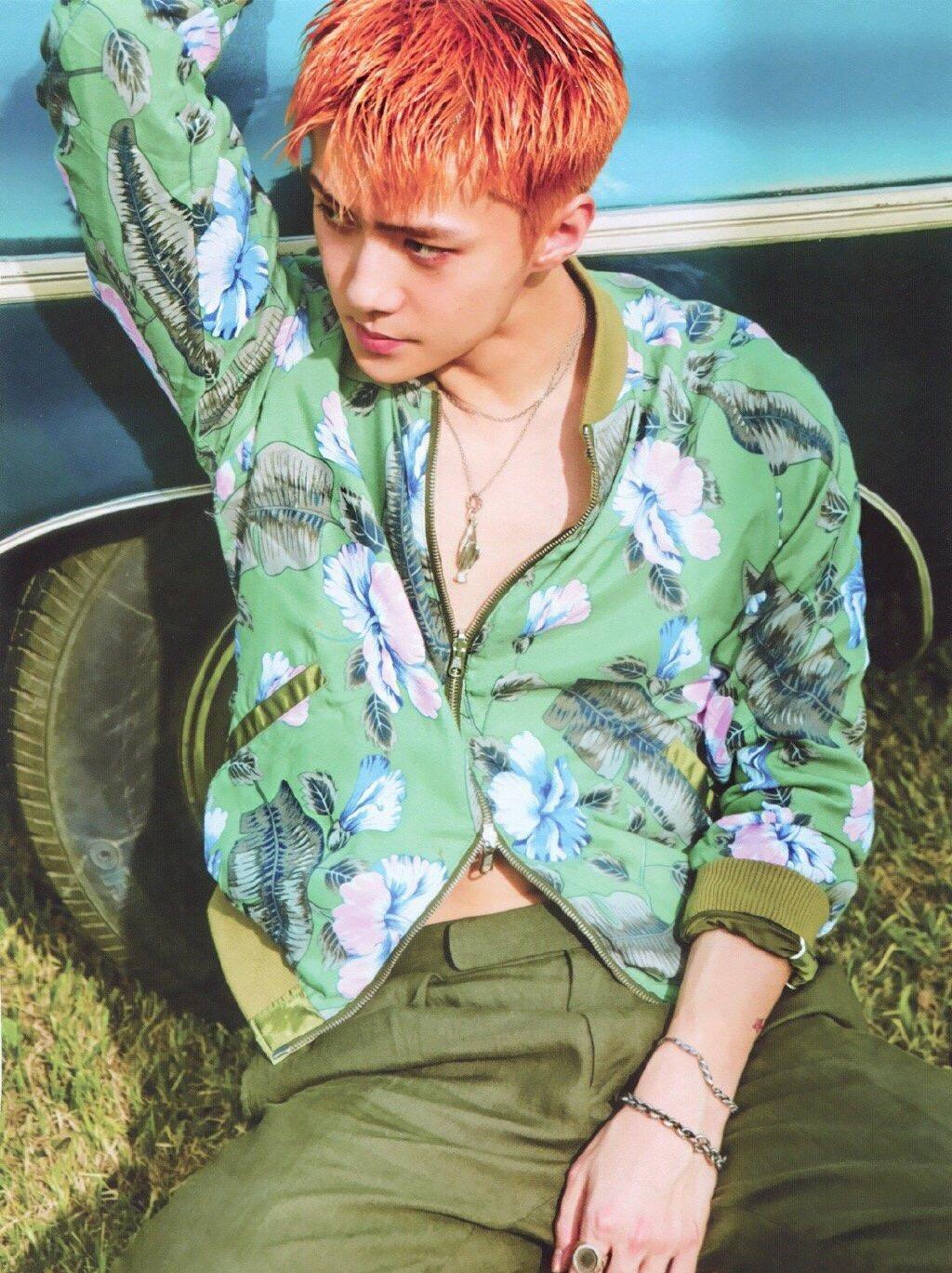 吴世勋夏威夷风吹动少女心,电眼深邃又迷人,已迷失在他眼神的海