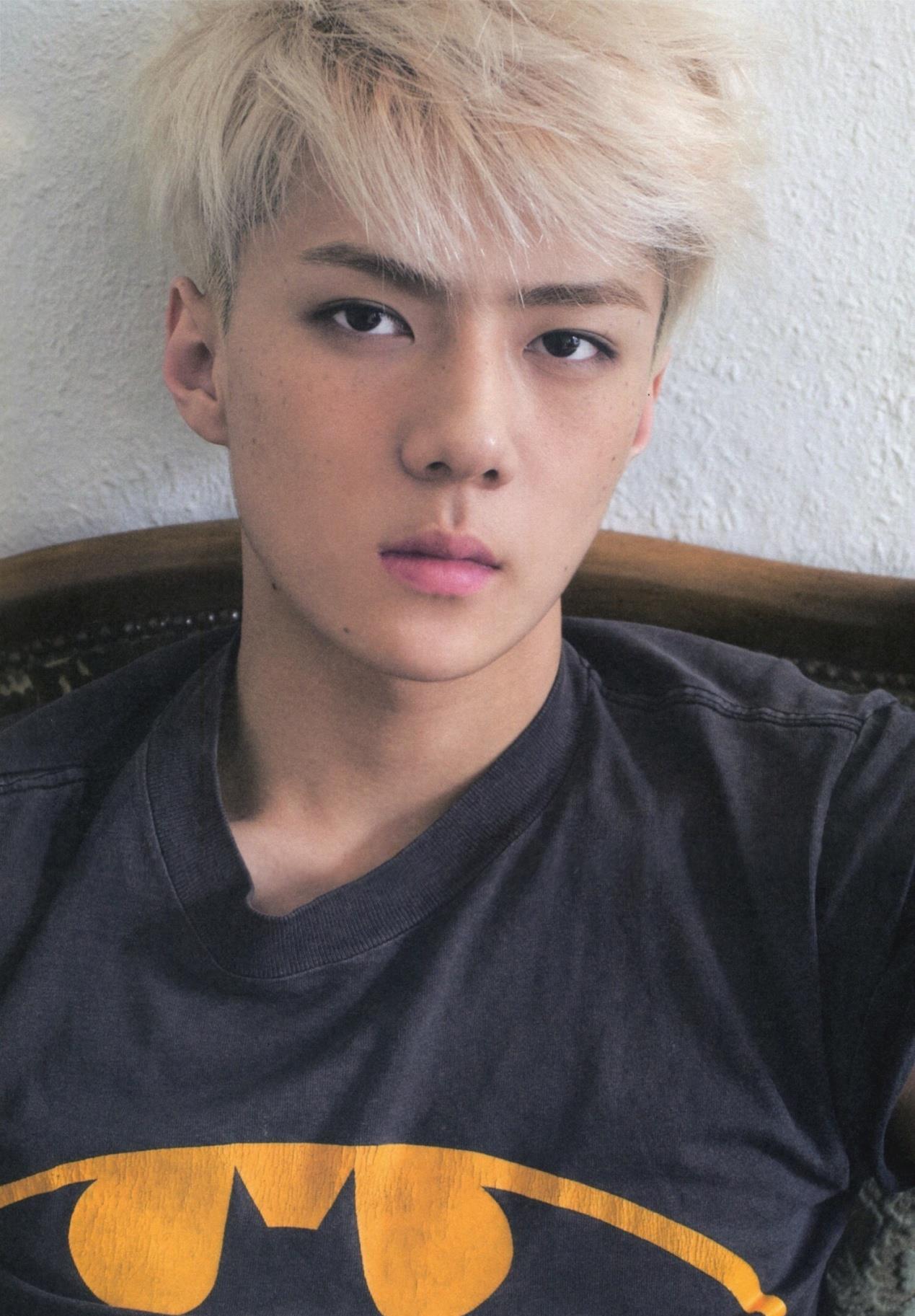 吴世勋夏威夷风吹动少女心,电眼深邃又迷人,已迷失在他眼神的海