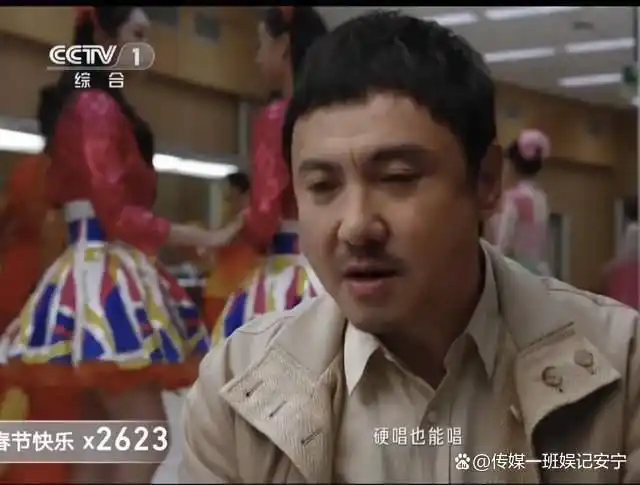 春晚“假笑”哥真人身份被扒，吉林歌舞团帅哥，领导回应不是假笑