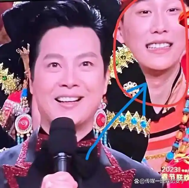 春晚“假笑”哥真人身份被扒，吉林歌舞团帅哥，领导回应不是假笑