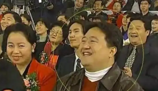 春晚最牛“钉子户”，笑坐春晚观众席19年，网友：怎么年年都有他