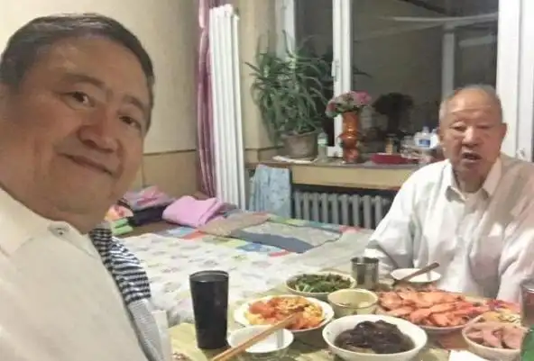 春晚最牛“钉子户”，笑坐春晚观众席19年，网友：怎么年年都有他