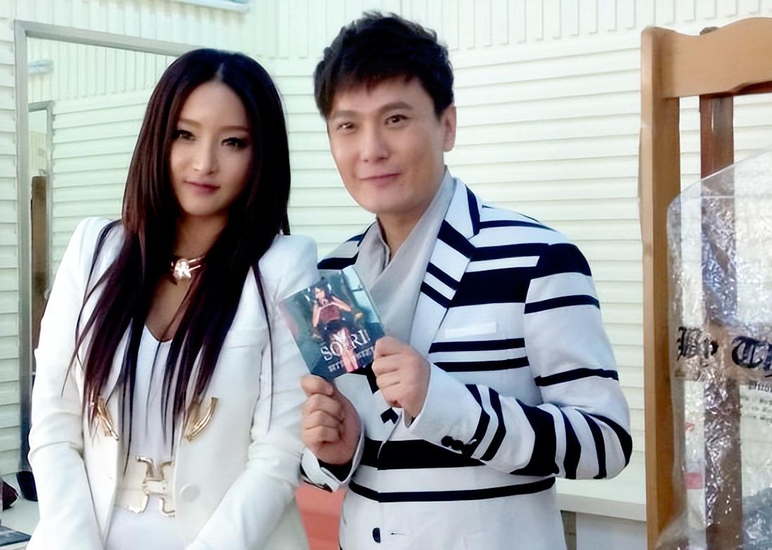 “情痴”张信哲：55岁仍未婚，他的破碎爱情就像一首带泪的情歌