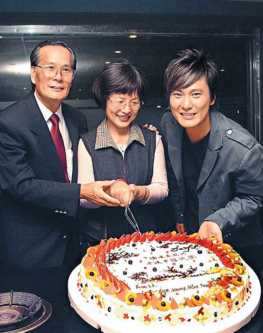 “情痴”张信哲：55岁仍未婚，他的破碎爱情就像一首带泪的情歌