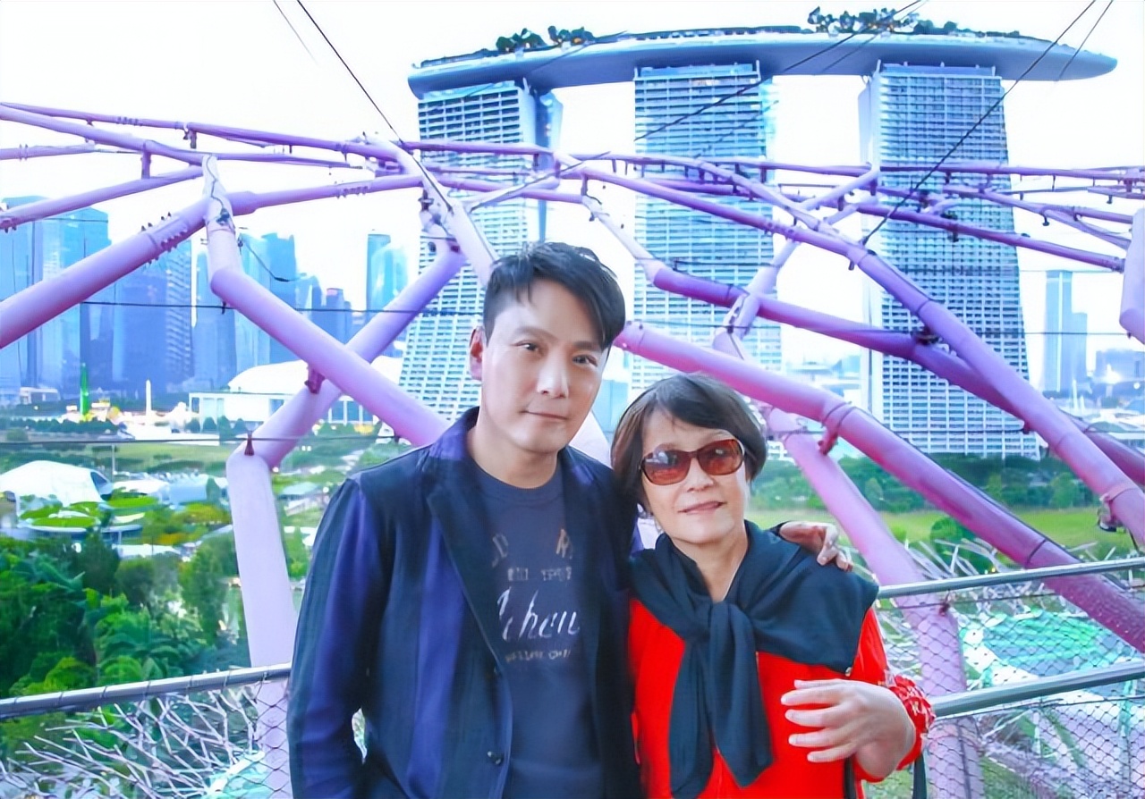 “情痴”张信哲：55岁仍未婚，他的破碎爱情就像一首带泪的情歌