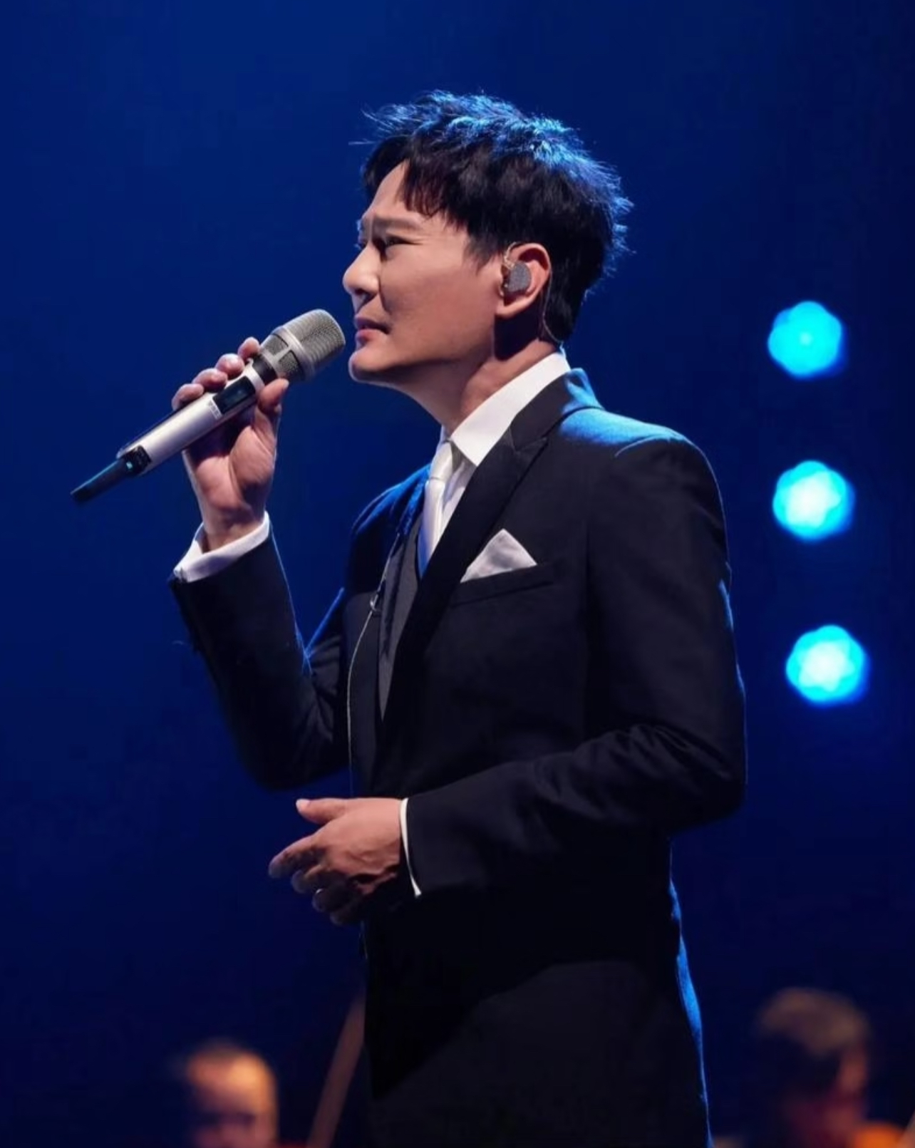 被十八线嘉宾嘲过气，"情歌王子"张信哲，透露57岁至今不娶的原因