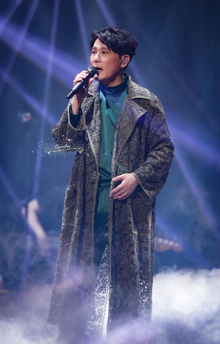 好燃！张信哲重庆演唱会变大合唱现场，为八千歌迷送上25首金曲