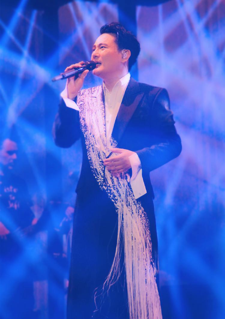 好燃！张信哲重庆演唱会变大合唱现场，为八千歌迷送上25首金曲