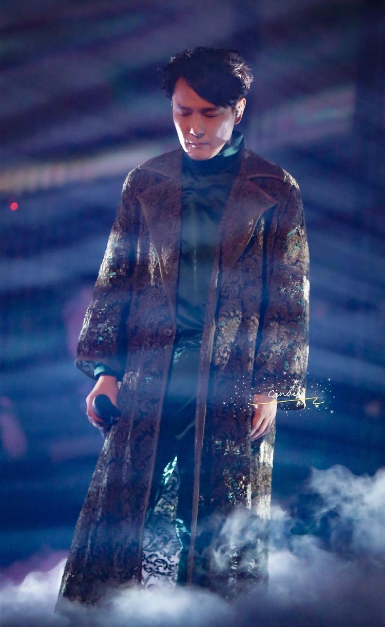 好燃！张信哲重庆演唱会变大合唱现场，为八千歌迷送上25首金曲