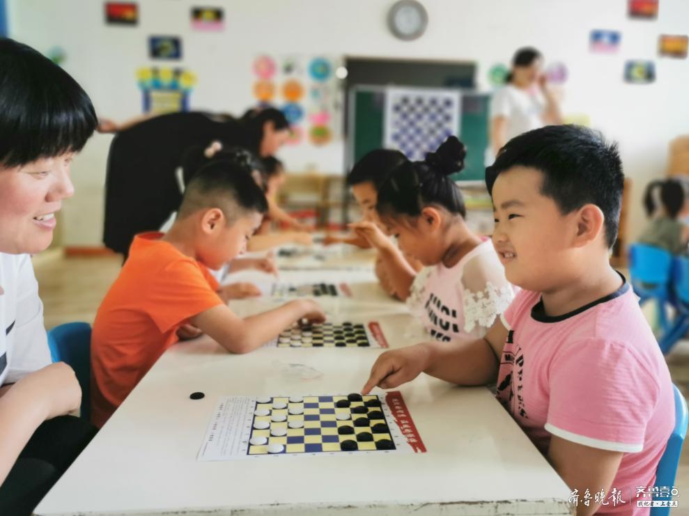让娃娃体验棋盘对弈乐趣，济宁市国际跳棋志愿服务走进幼儿园
