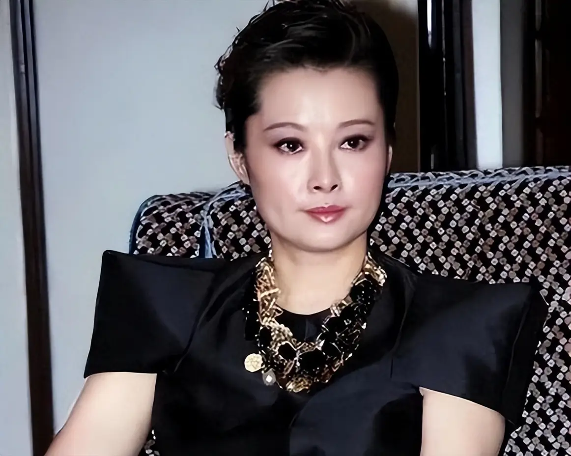 袁立与他同居12年,将美好的年华给了他,他却选择和张怡宁结婚